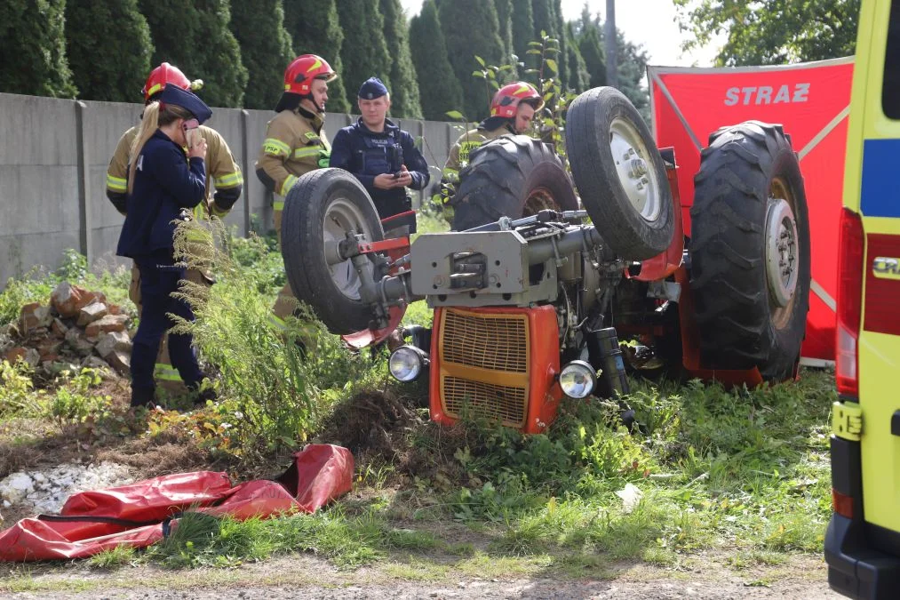 Ciągnik przygniótł mężczyznę. Jak doszło do tragedii w Kutnie?