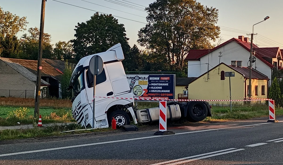 Naczepa opięła się od ciężarówki na DK14 pod Łowiczem